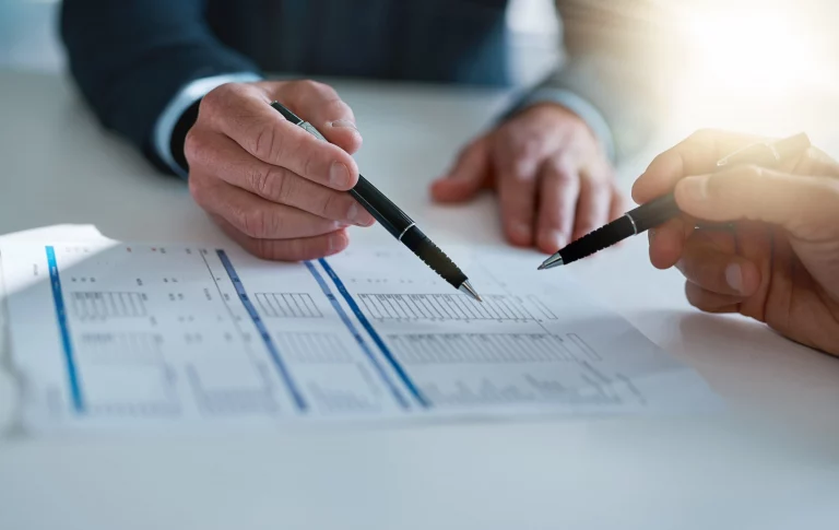Documents juridiques et contrats sur une table, symbolisant la création de holdings aux Émirats Arabes Unis