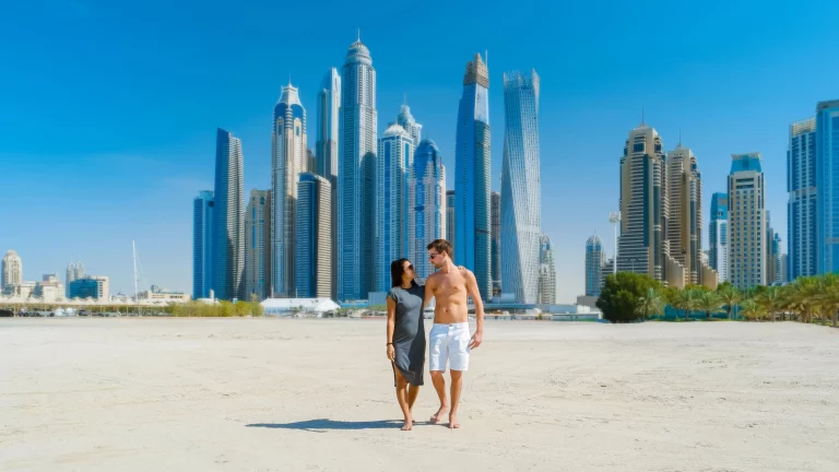 Vue panoramique sur les gratte-ciel de Dubaï, symbole d’expatriation et de vie moderne en famille