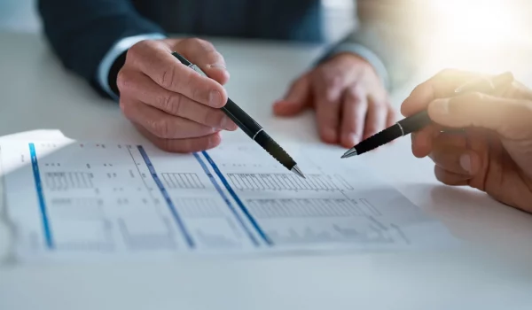 Documents juridiques et contrats sur une table, symbolisant la création de holdings aux Émirats Arabes Unis