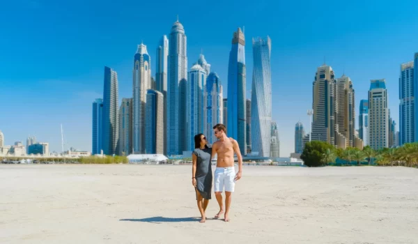 Vue panoramique sur les gratte-ciel de Dubaï, symbole d’expatriation et de vie moderne en famille