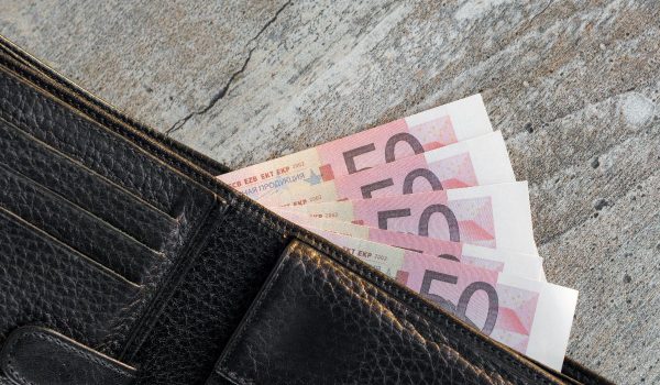 تكلفة تأسيس شركة في الإمارات – دليل شامل للرسوم والتكاليف إكزيليوم